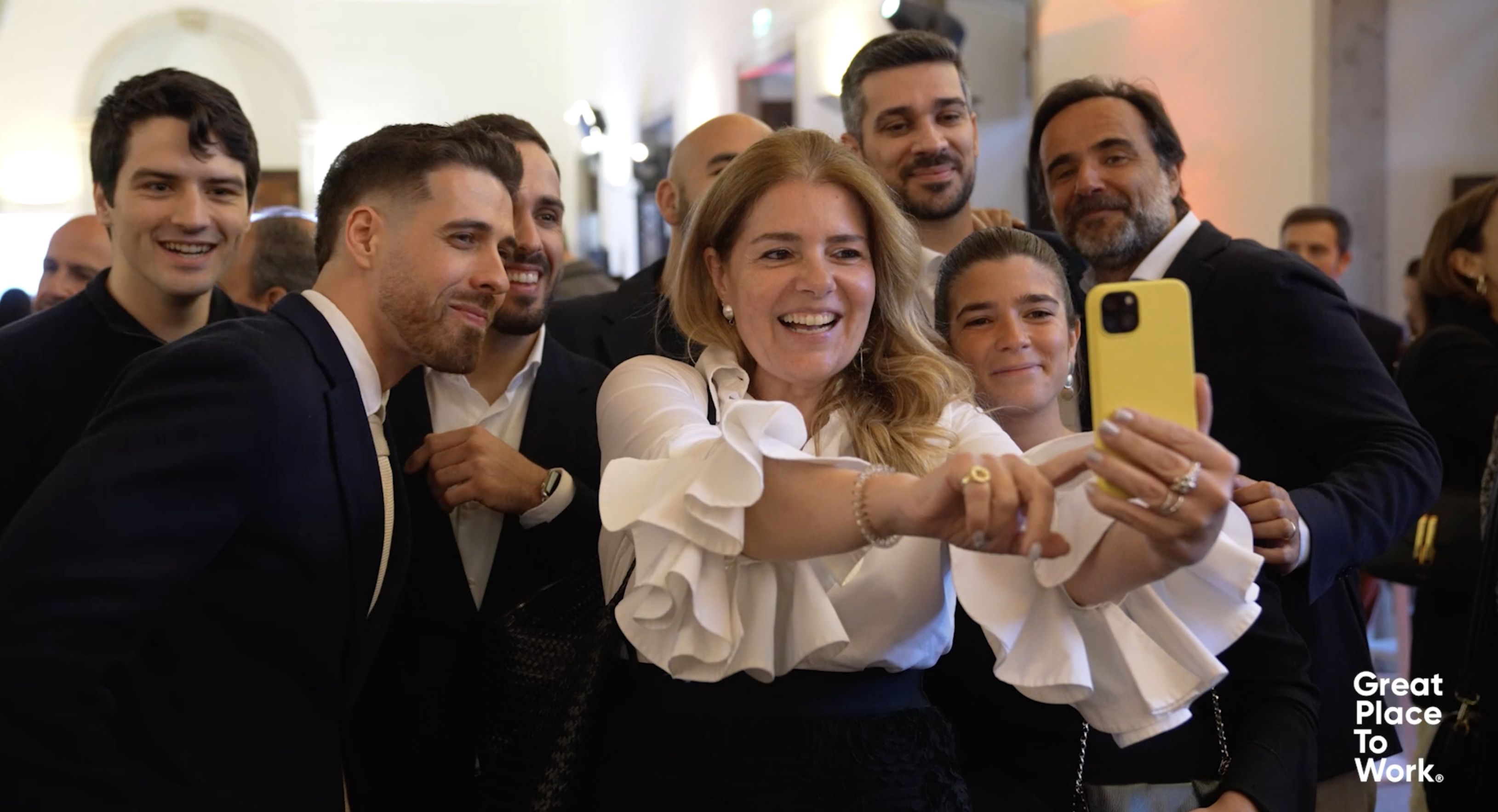 Equipa a colaborar num escritório moderno